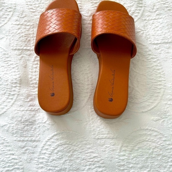Gloria Vanderbilt: New Brown Leather Upper Wide Band, Sandals. Size 9 - Picture 2 of 8